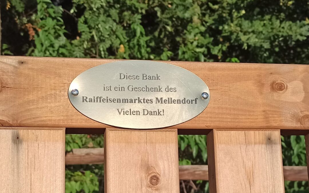 Neue Holzbank am Reitplatz – Vielen Dank an das Raiffeisen Center Mellendorf!